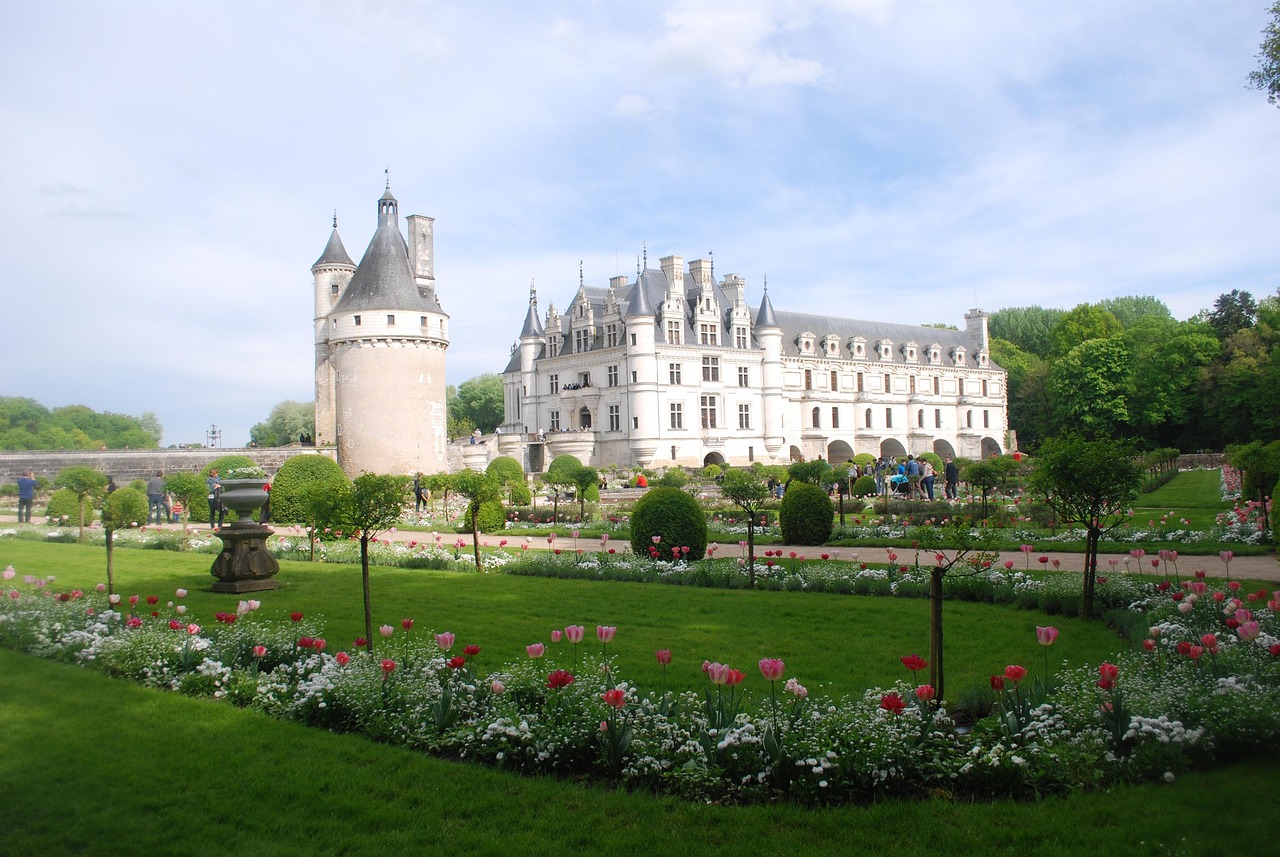 Näkymä Chenonceau'n linnasta sen kukkaispuutarhoista