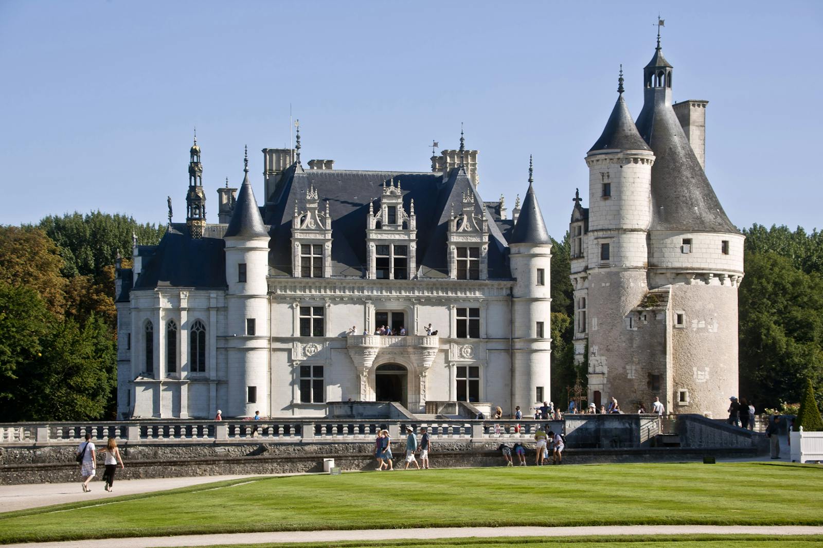 A Chenonceau-kastély oldalt nézve a Loira-parton