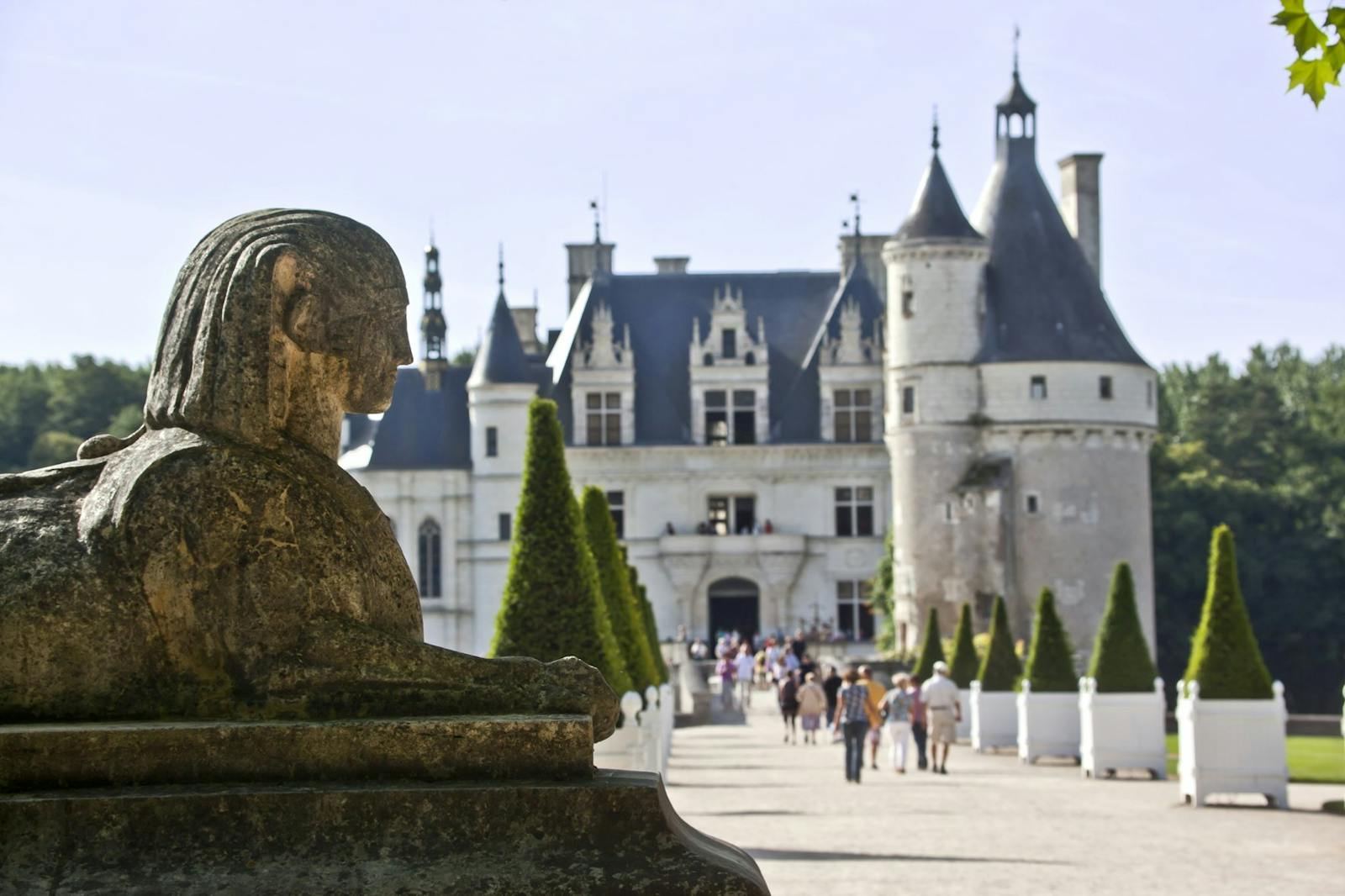 A Chenonceau-kastély kilátása egy szoborról