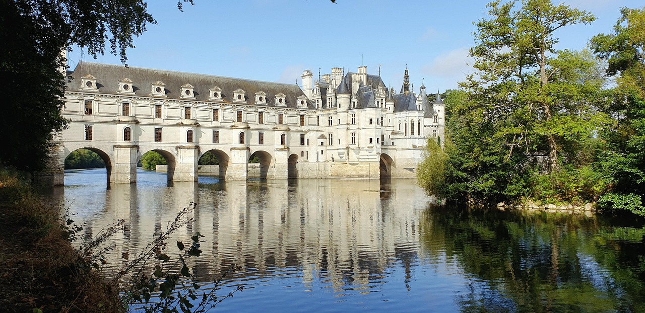 A folyón átívelő Chenonceau-kastély oldalnézeti képe