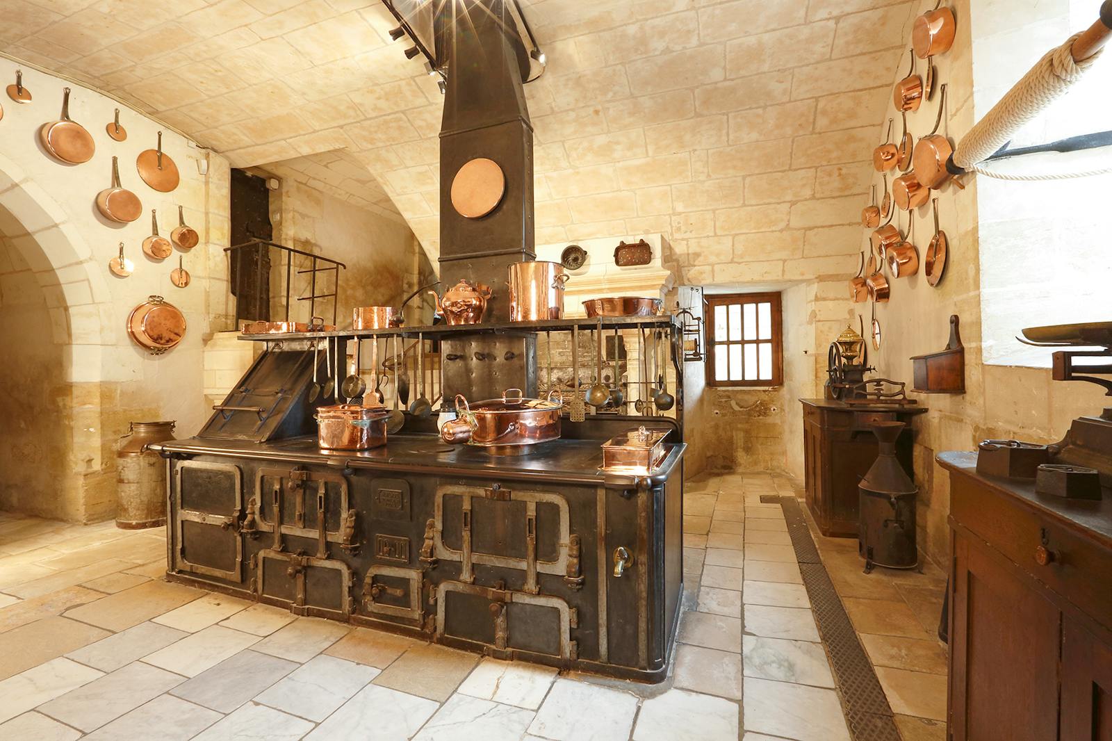 De historische keuken van Château de Chenonceau van voren gezien