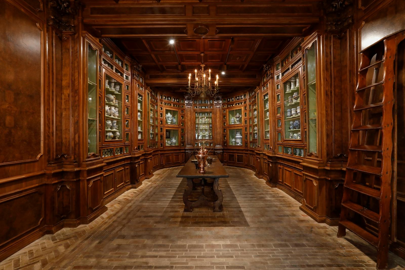 Interieur van het porseleinkabinet van Château de Chenonceau