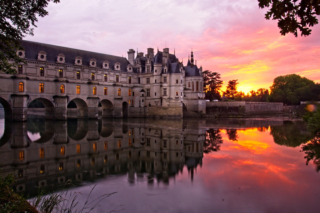 Kasteel Chenonceau weerspiegeld in het water bij zonsondergang