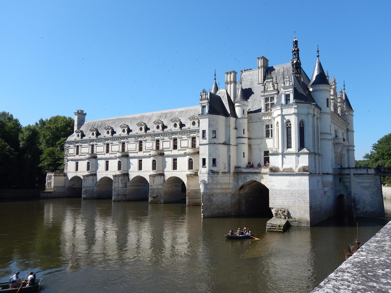 Zijaanzicht van Kasteel Chenonceau over het water