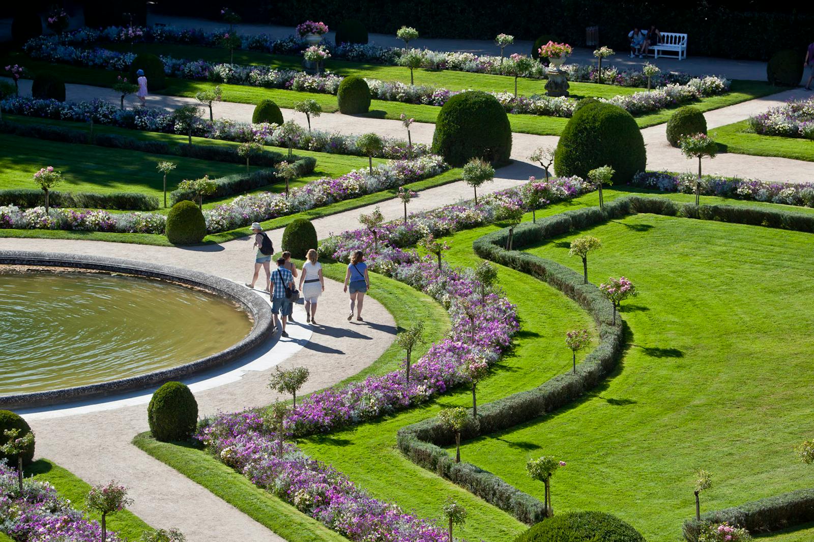 Luftbild över de geometriska trädgårdarna vid Château de Chenonceau