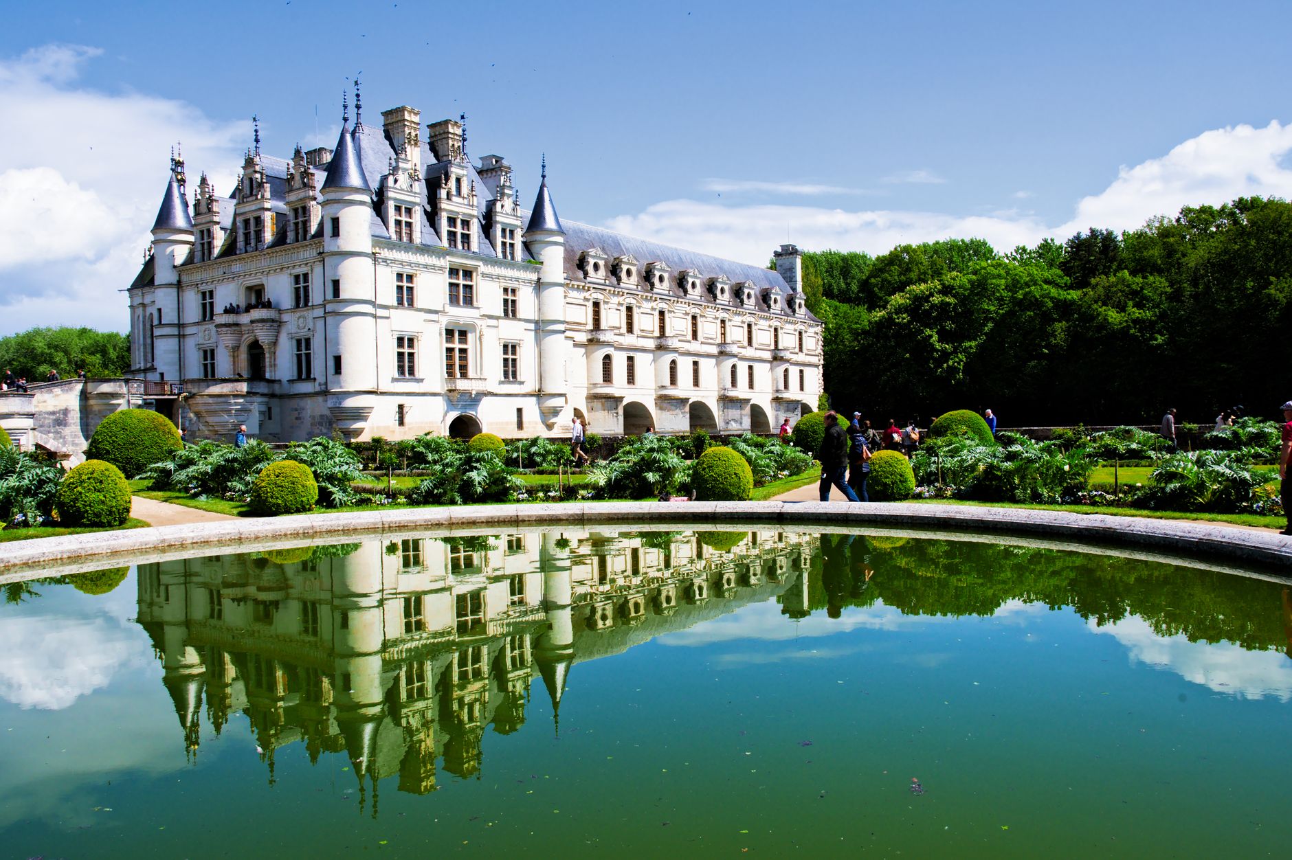 Vy över Chenonceau-slottet speglat i vattnet